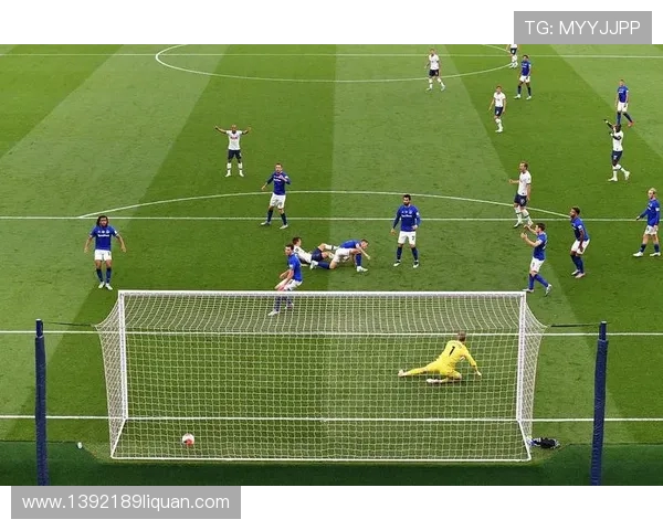 足球比赛中的抢断技术与防守战术解析