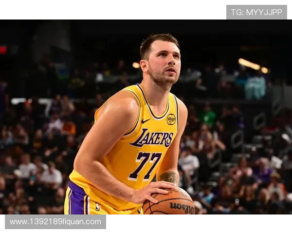 东契奇与裁判愉快对话雷迪克调侃避免第16次技犯的幽默瞬间 东契奇与裁判愉快对话雷迪克调侃避免第16次技犯的幽默瞬间